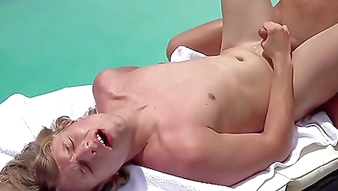 Sexy younger with natural titsikmoid